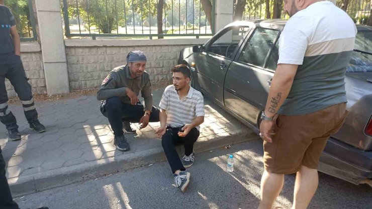 Kontrolden çıkan otomobil duvara çarparak durabildi, sürücüsü yaralandı