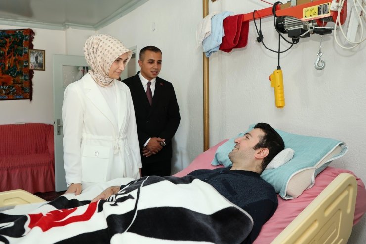 Vali özel bireye aşığı olduğu takımın formasını hediye etti