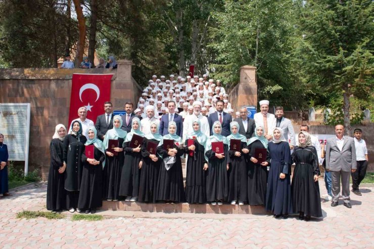 Ahlat’ta 83 öğrenci mezun olarak hafız oldu