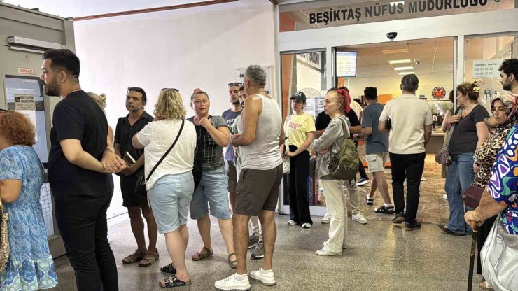 İstanbul’da ehliyet yenilemede son gün telaşı, vatandaşlar yoğunluk oluşturdu