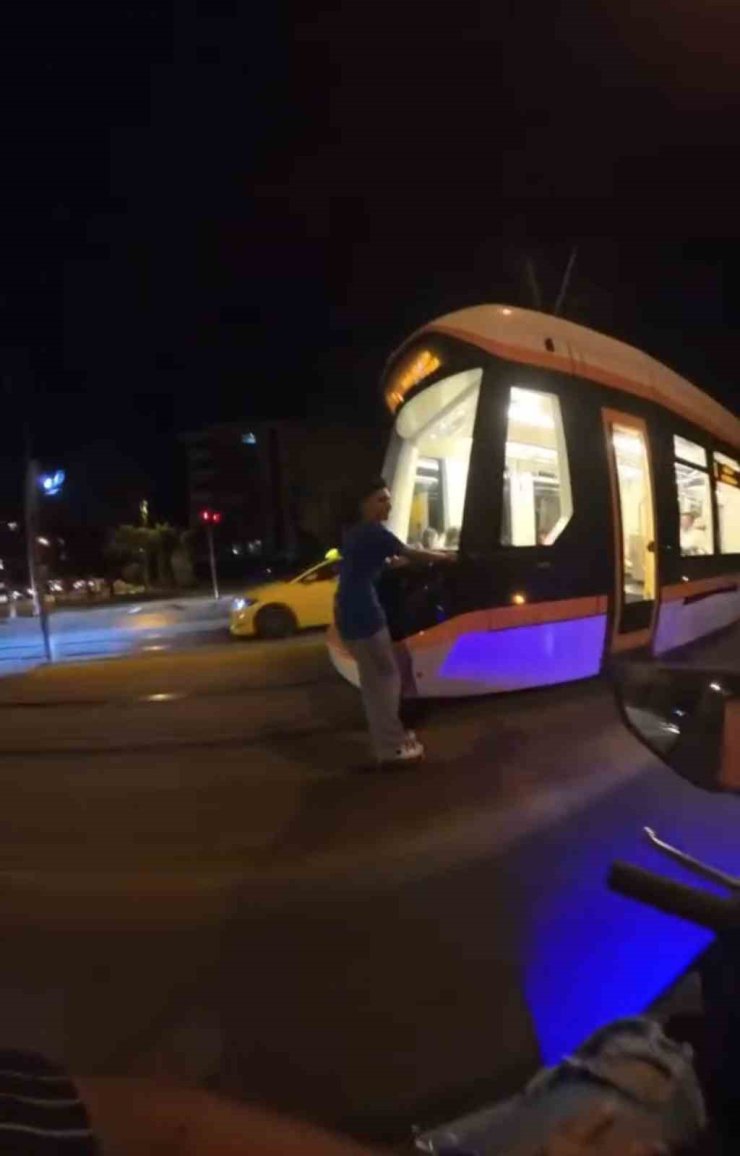 Seyir halindeki tramvaya asılarak paten kaydı, uyarıya "Zevkli oluyor" cevap verdi