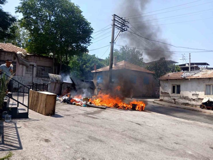 İzmir’de günlerdir toplanmayan çöpte çıkan yangın söndürüldü