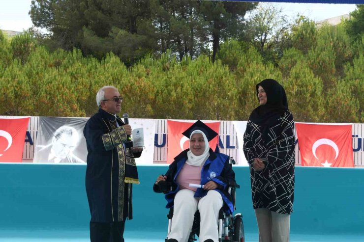 Engelleri azmiyle aştı, mezuniyetine annesiyle ulaştı