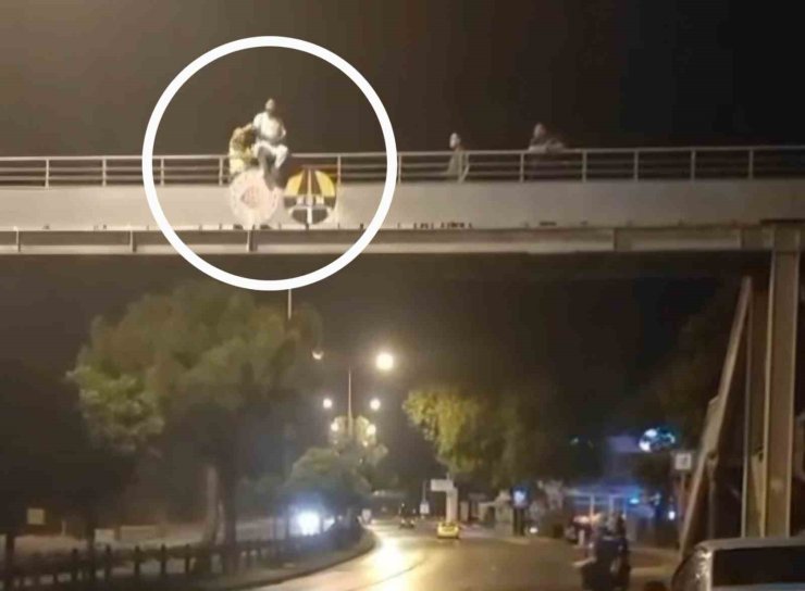 Polis, yaya köprüsündeki intiharı son anda önledi
