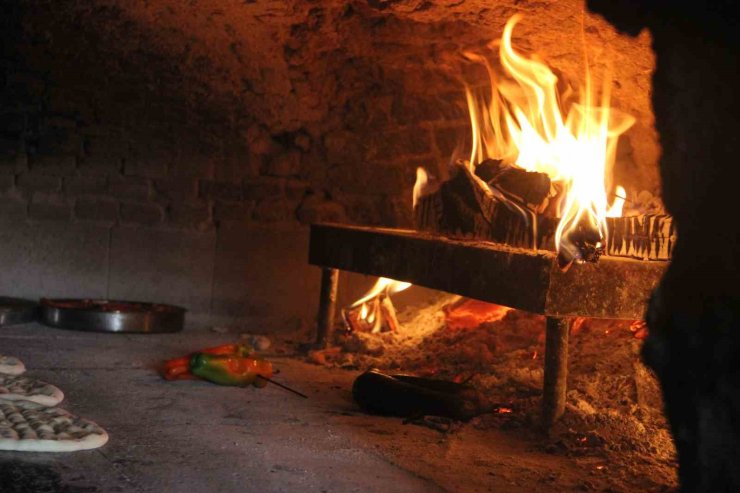 Termometrelerin 50 dereceyi aştığı Şanlıurfa’da fırıncıların zorlu mesaisi