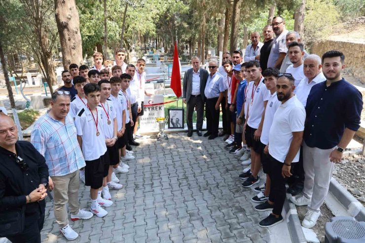 Yunusemre’nin U17’leri şampiyonluk kupasıyla Ferdi Zeyrek’in mezarına gitti