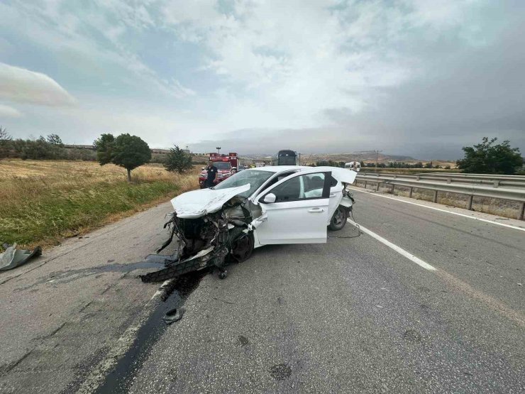 Amasya’da otomobil tıra çarptı