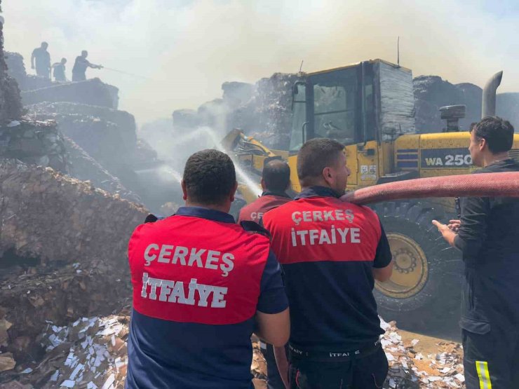 Kağıt fabrikasının hammadde deposunda korkutan yangın