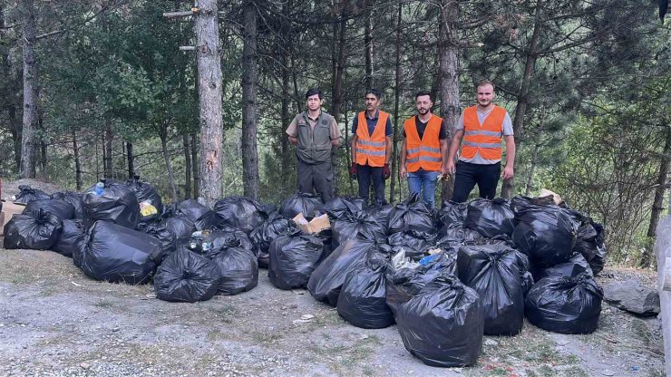 D100 karayolunun yanındaki ormandan 200 torba çöp çıktı