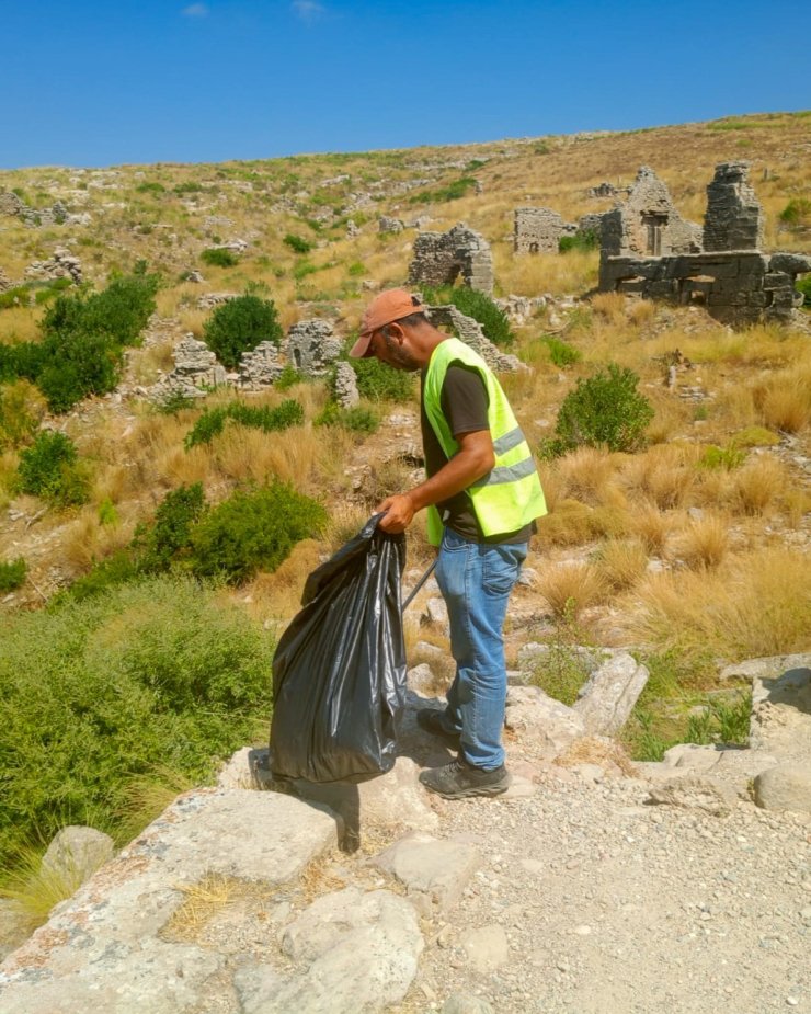Manavgat Belediyesi’nden tarihi bölgelerde çevre temizliği