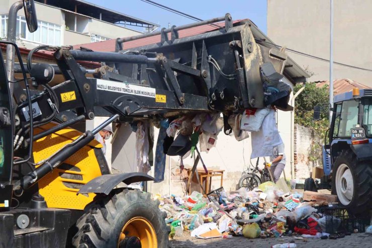 Nazilli Belediyesi çöp evi temizledi: "4 kamyon çöp çıktı"