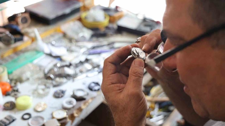 Saat ustaları çıraksız kaldı, meslek tehlikede