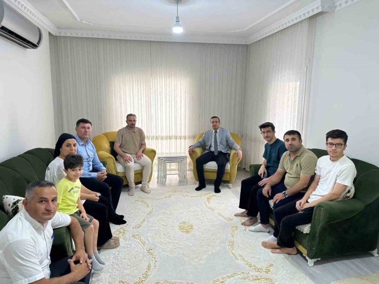 Cizre Kaymakamı Baycar, YKS’de il birincisi olan öğrencileri evlerinde ziyaret etti