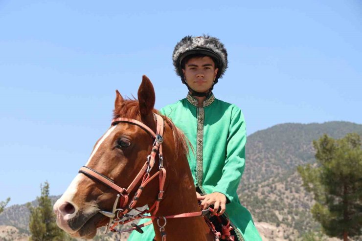 Boş arazideki parkurda yaptığı antremanlarda uluslararası derecelere uzandı