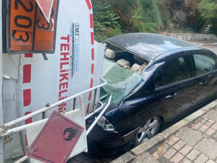 Üsküdar’da akaryakıt tankeri devrildi: 1 yaralı