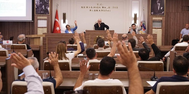 İzmir’de CHP’li Başkan ve meclis üyeleri ile AK Partili meclis üyesi arasında gerginlik