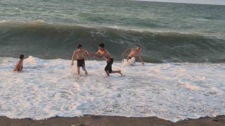 Mardin’in sıcağından kaçtılar kendilerini Karadeniz’in dalgalarına bıraktılar