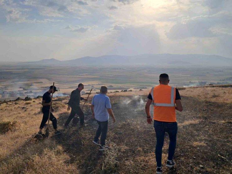 Patnos’ta dağlık alanda çıkan ot yangını kontrol altına alındı