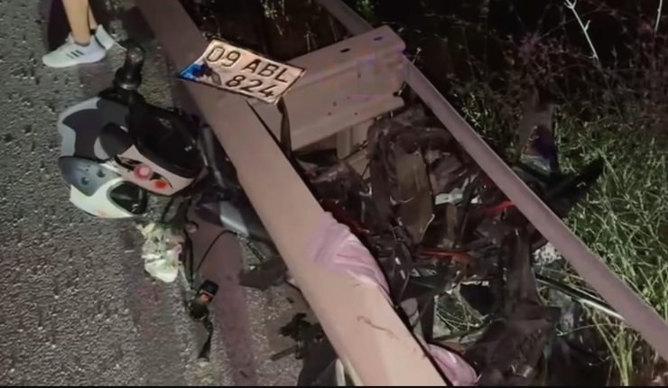 Paramparça olan motosikletin sürücüsü hatsaneye kaldırıldı