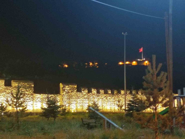 Tarihi Ardahan Kalesi ışıklandırıldı