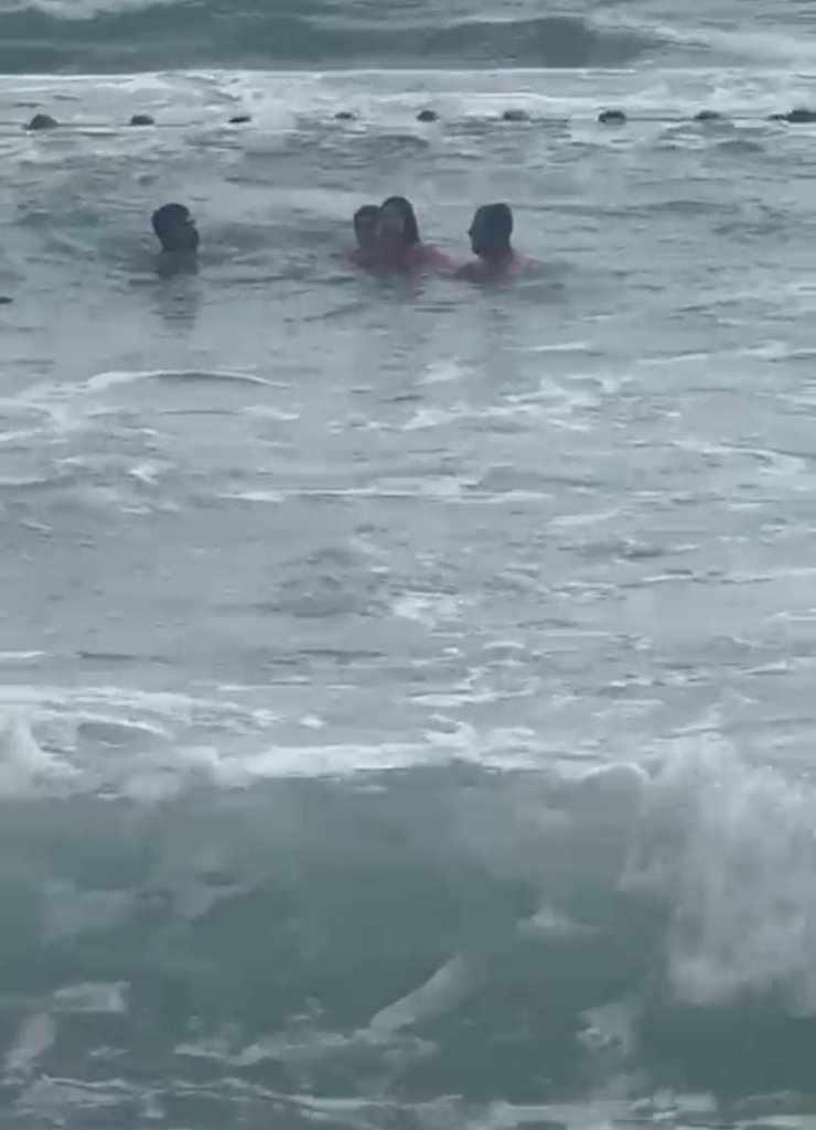 Boğulma tehlikesi yaşayan 2 kız çocuğunun kurtarılma anları kamerada