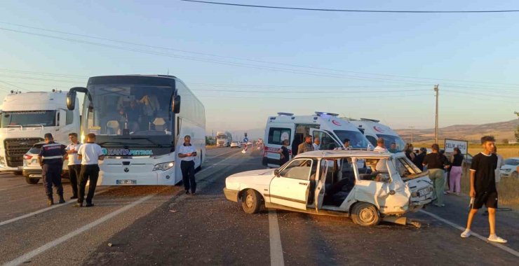 Adıyaman’da otobüs ile otomobil çarpıştı: 5 yaralı