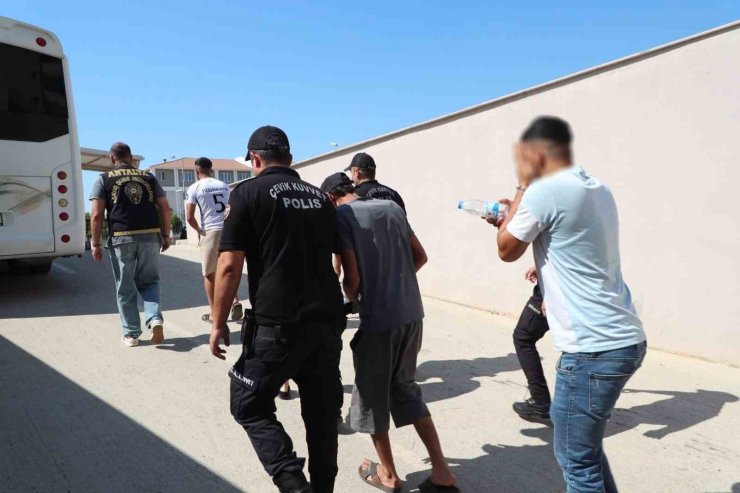 Antalya’da eş zamanlı düzenlenen operasyonda 80 aranan şahıs yakalandı