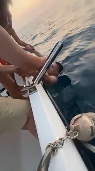 Alanya’da denize açılıp boğulma tehlikesi geçiren Ukraynalı turisti tekneciler kurtardı