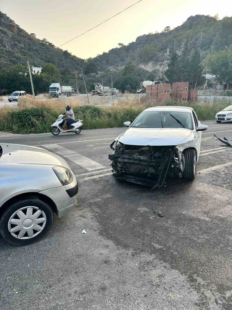 Antalya’da üç aracın karıştığı kazada 7 kişi yaralandı
