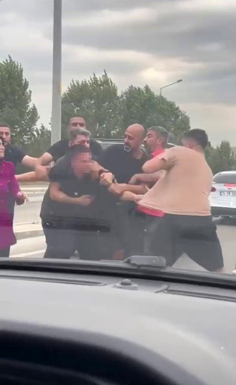 Bursa’da yol verme kavgası kamerada: Vatandaşlar zor ayırdı