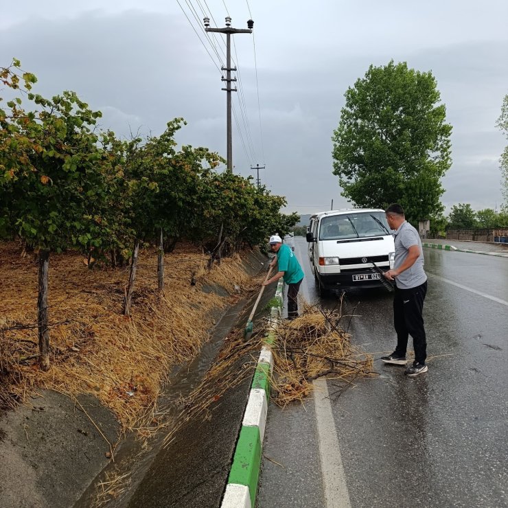 Yağmur suyu kanalları temizleniyor