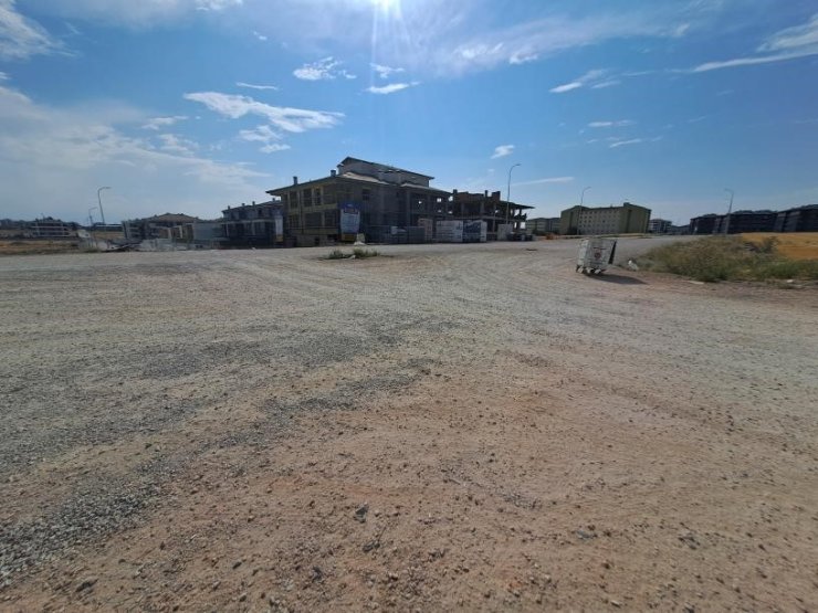 Her araç geçişinde sokak toz duman oluyor