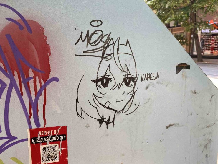 Çöp kutusunun üzerine çizilen ’anime kızı’ dikkat çekti