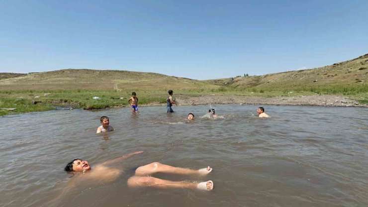 Kars’ta termometreler 34 dereceyi gördü: Çocuklar dere sularında serinledi