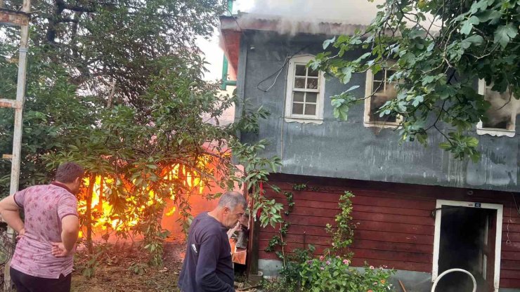 Kastamonu’da çıkan yangında ev ve samanlık küle döndü