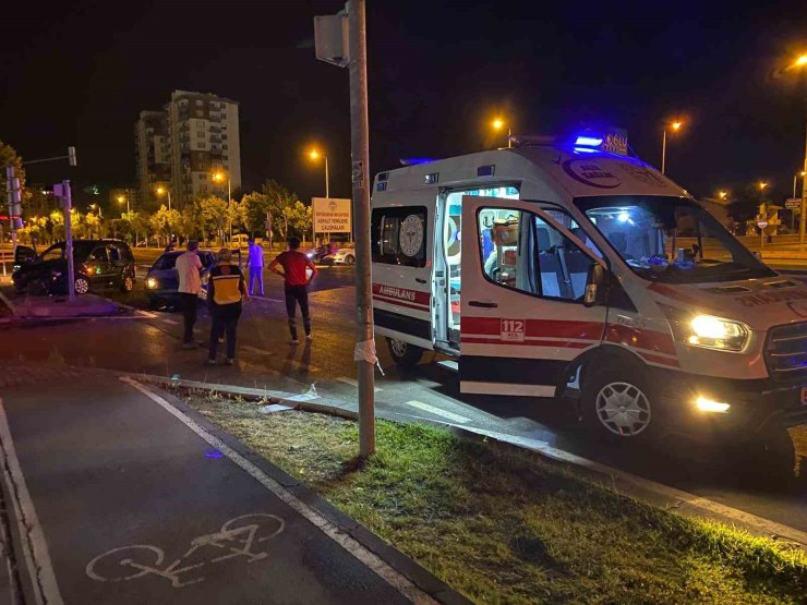 Kazaya sebebiyet verdi, kazazedelere "Nasılsınız?" dedikten sonra kaçtı: 3 yaralı