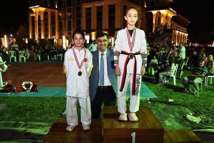 Kütahya’da Minikler Taekwondo Turnuvası renkli görüntülere sahne oldu