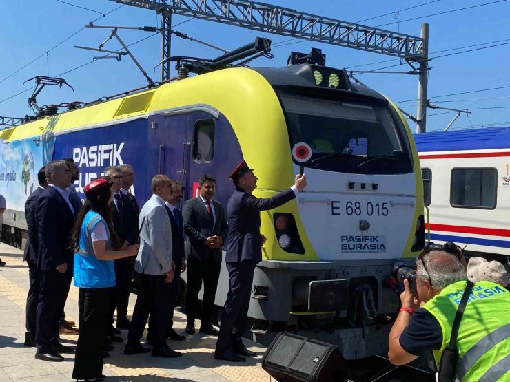Çin-Türkiye demir yolu hattının ilk yük treni Avrupa’ya gitmek üzere Türkiye’ye ulaştı