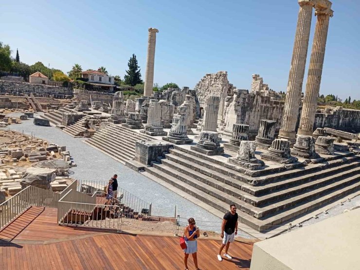 Dünyanın ilk kehanet merkezi Apollon Tapınağı, ziyarete açıldı