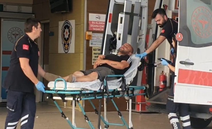 İnegöl’de kum yüklü tır devrildi: Sürücü yaralandı