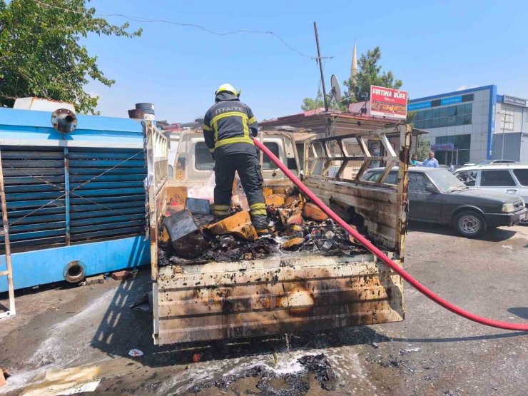 Kamyonetin kasasında çıkan yangın söndürüldü