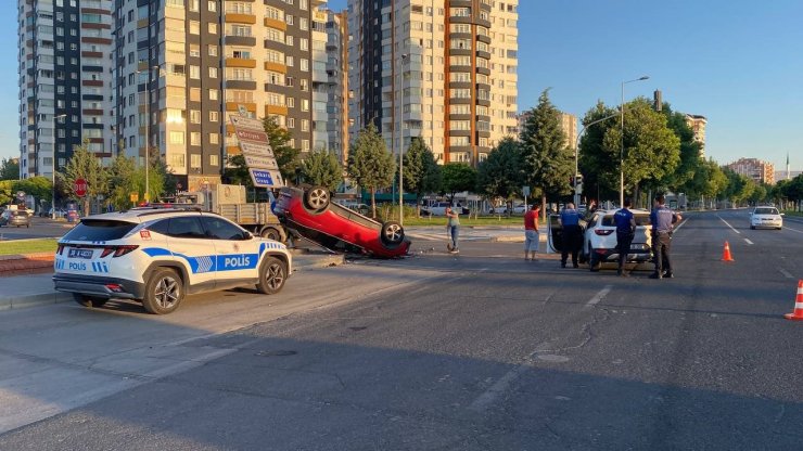 Çarpışan otomobillerden biri takla attı: 2 yaralı