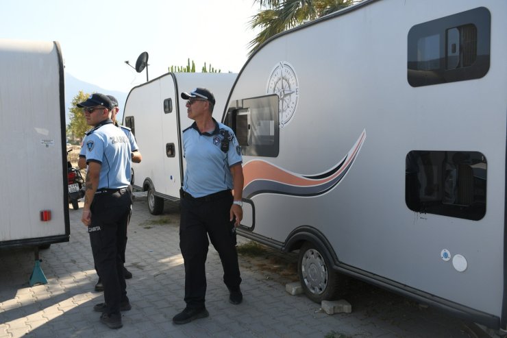 Kuşadası’nda zabıta ekiplerinden çadır ve karavan denetimi
