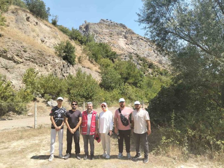 TÜGVA’lı gençlerden çevre temizliği