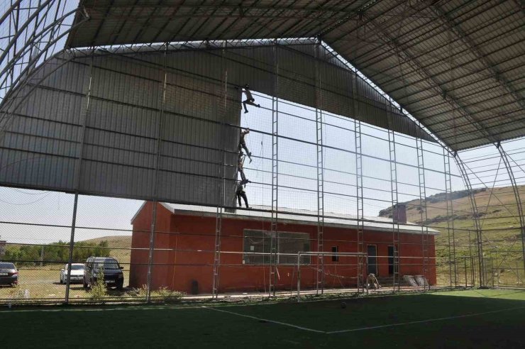 Akyaka Kapalı Halı Sahası yenileniyor