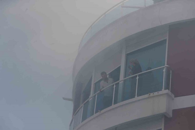 Yangın çıkan binada mahsur kaldıkları balkonda kurtarılmayı beklediler