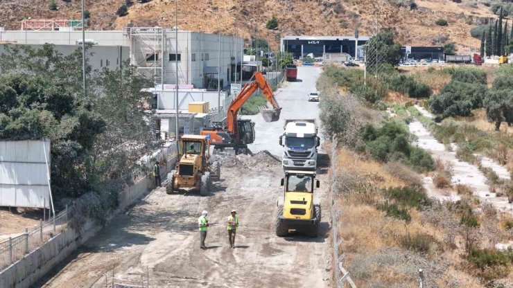 Aydın Büyükşehir Belediyesi Söke’deki yağmur suyu ve kaldırım çalışmaları devam ediyor