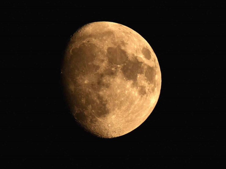 Ahlat semalarında kartpostallık "Şişkin Ay" manzarası