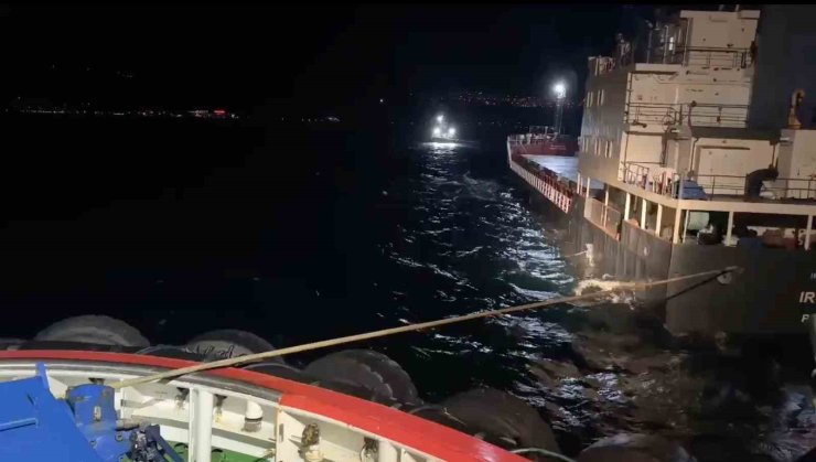 Çanakkale Boğazı’ndan geçen kuru yük gemisi makine arızası yaptı