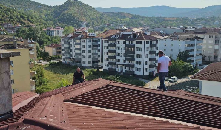 Binanın çatısına çıkan alkollü şahsı ikna etmek için 3 saat çabaladılar